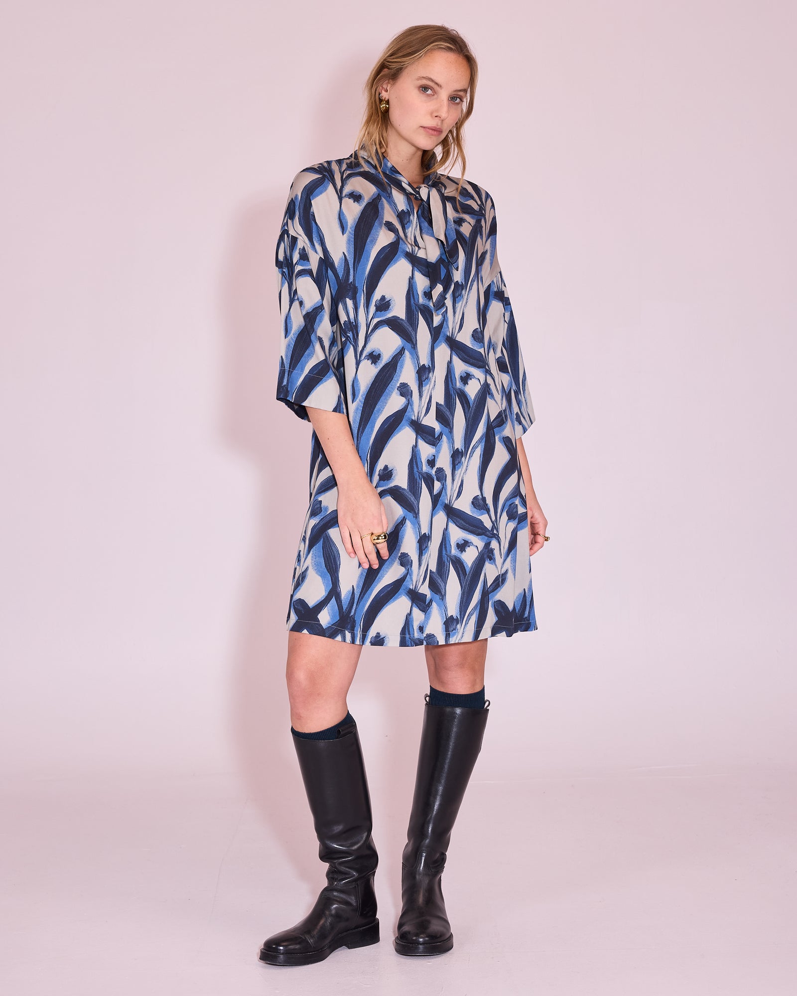 Johnie jurk in blue leaves