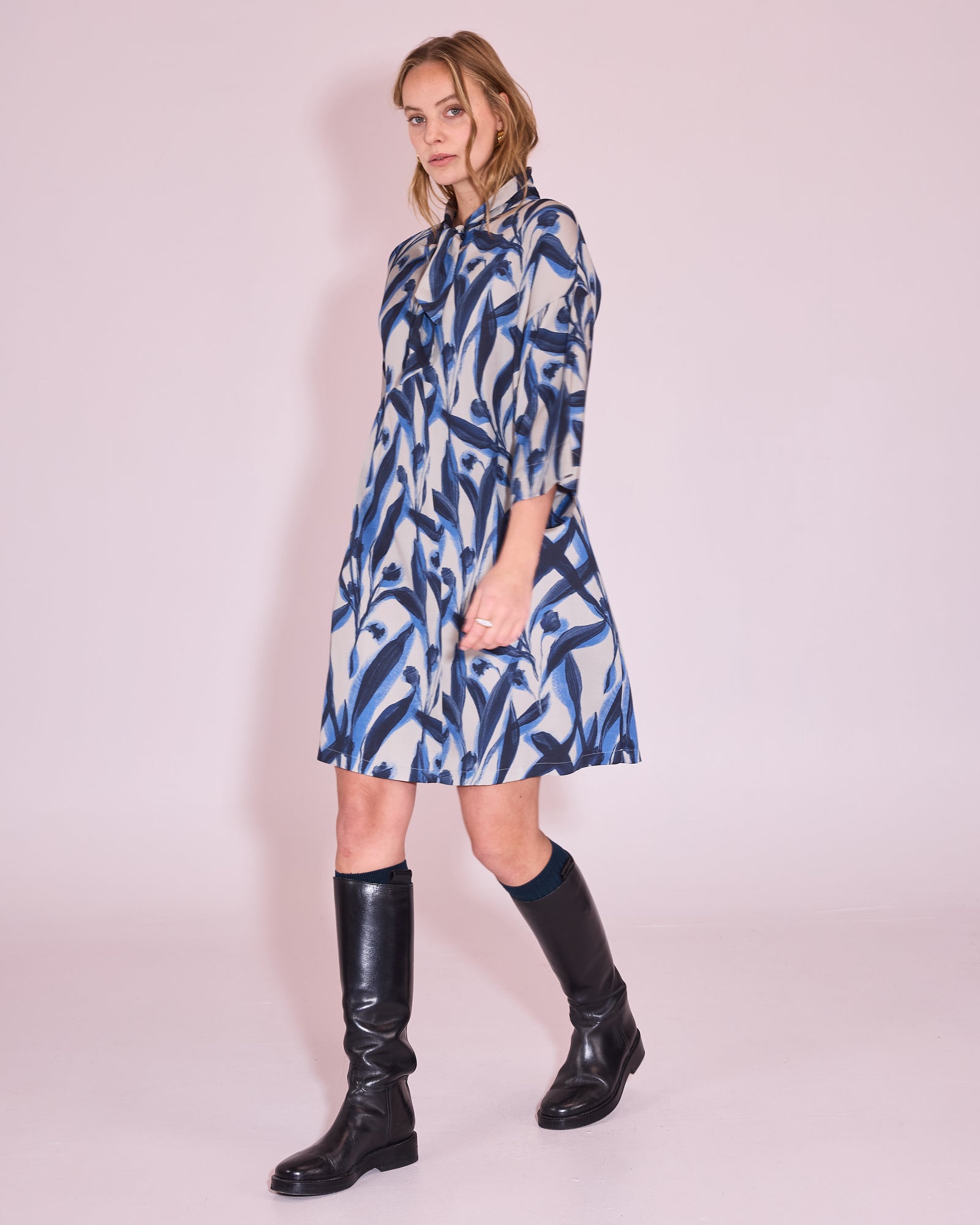 Johnie jurk in blue leaves