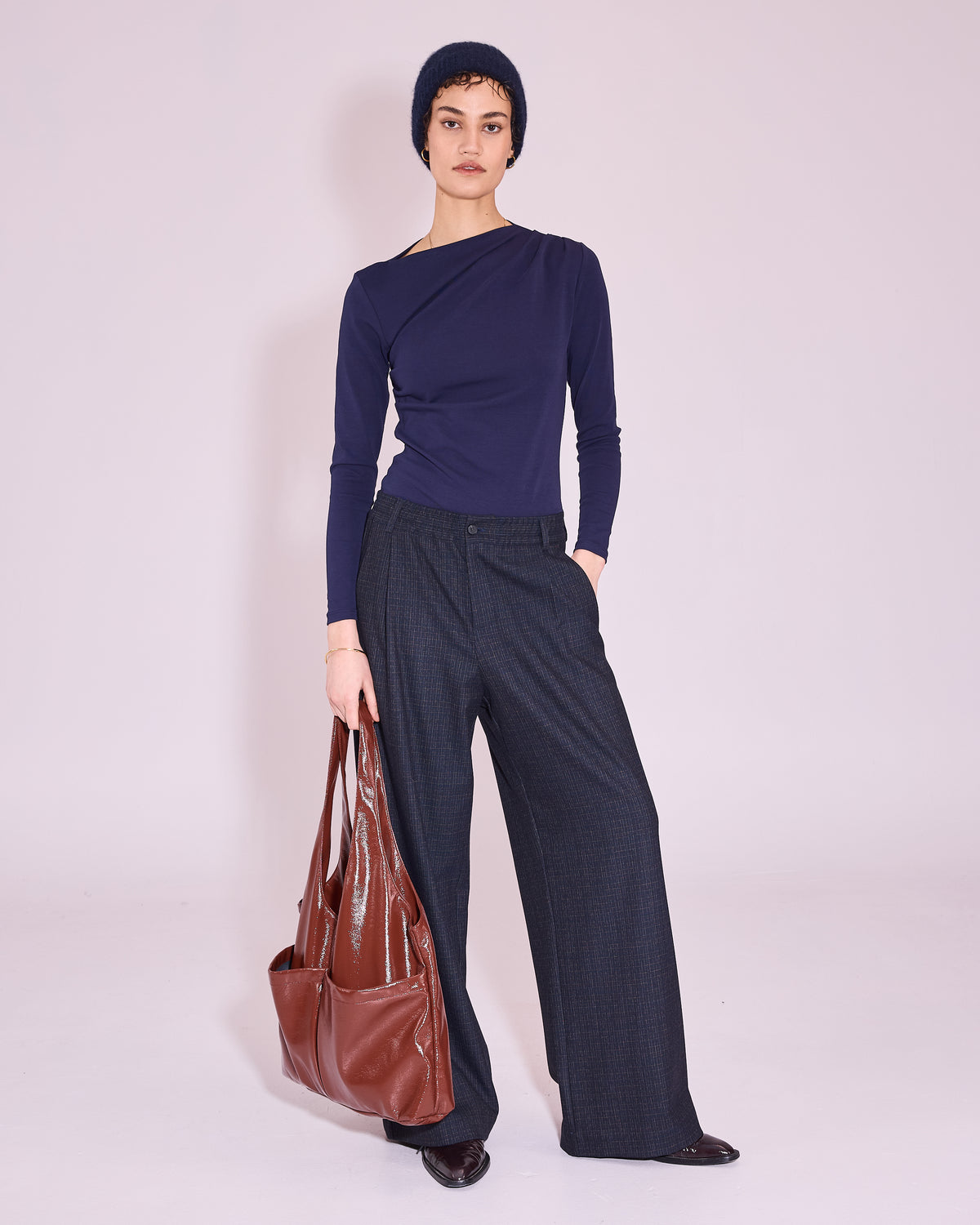 Janella muts in midnight blue