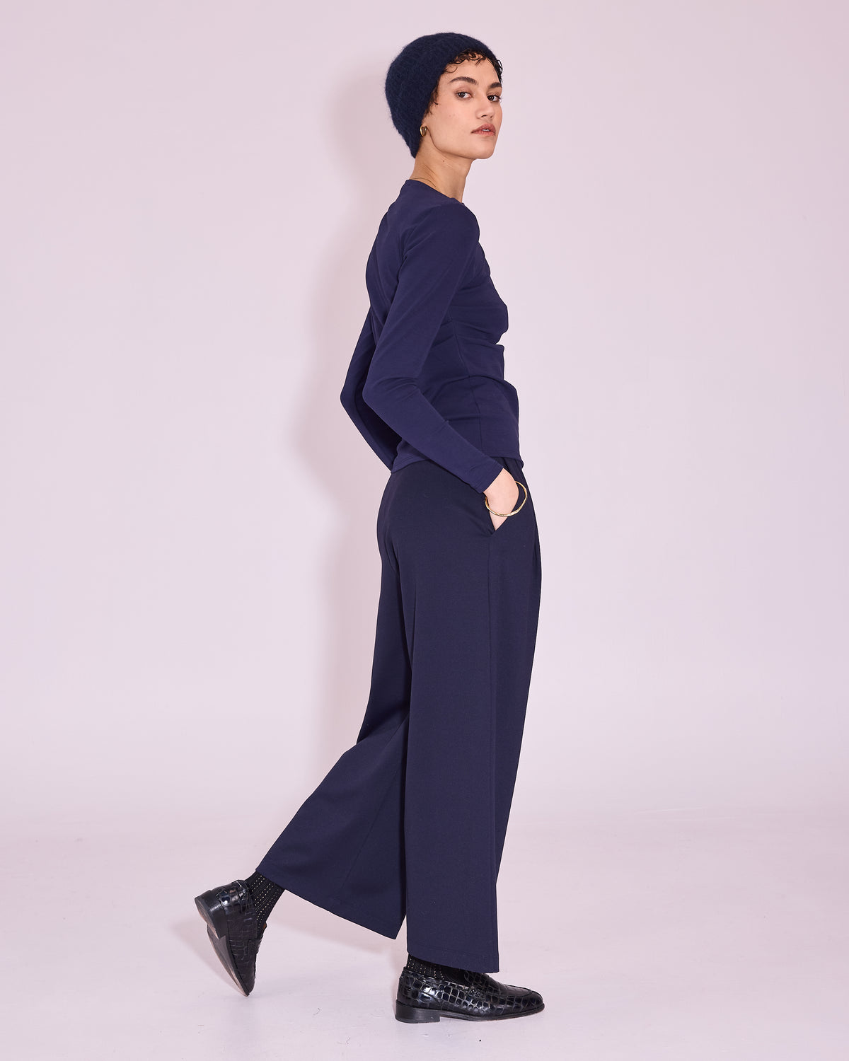 Janella muts in midnight blue