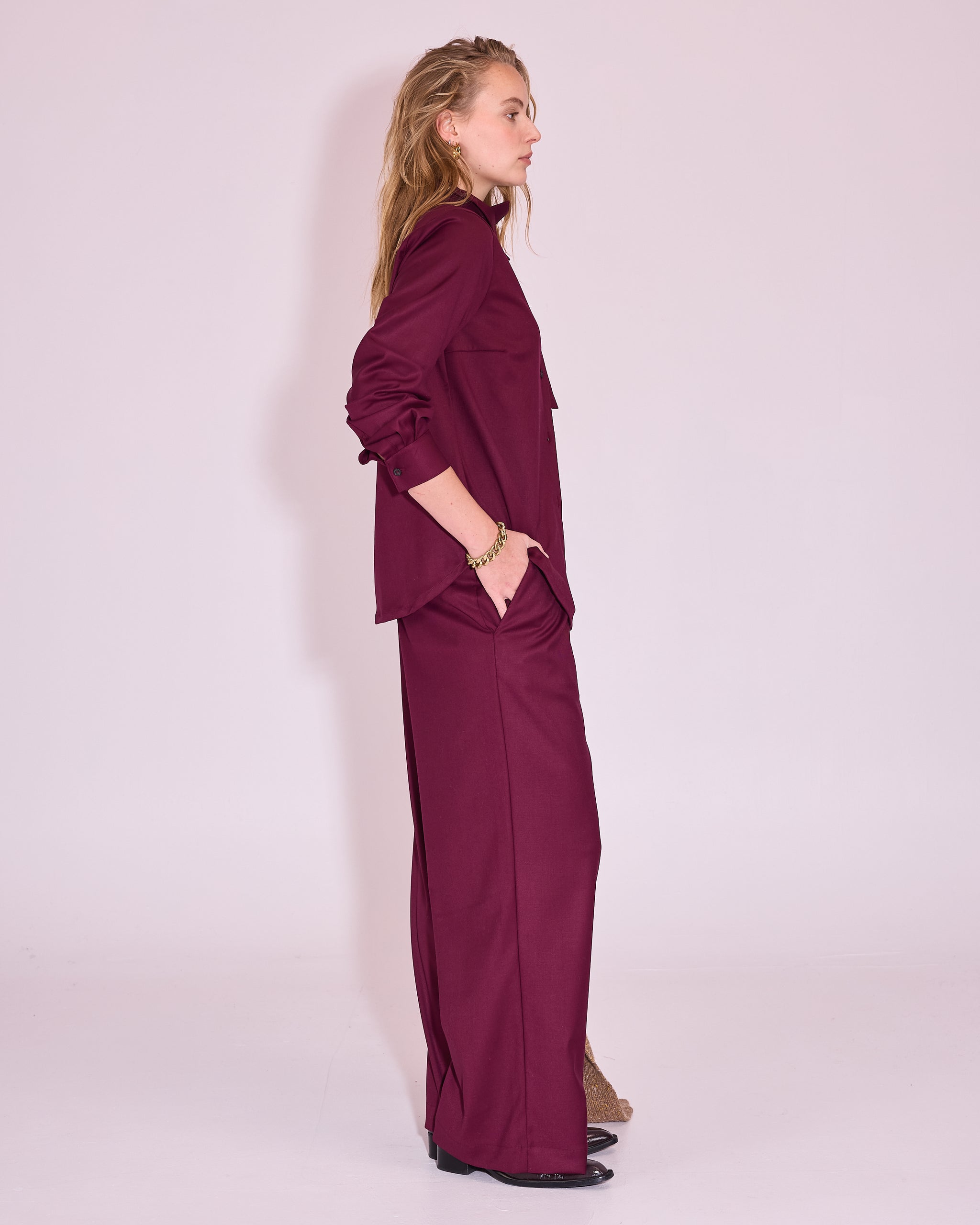 James broek in red plum