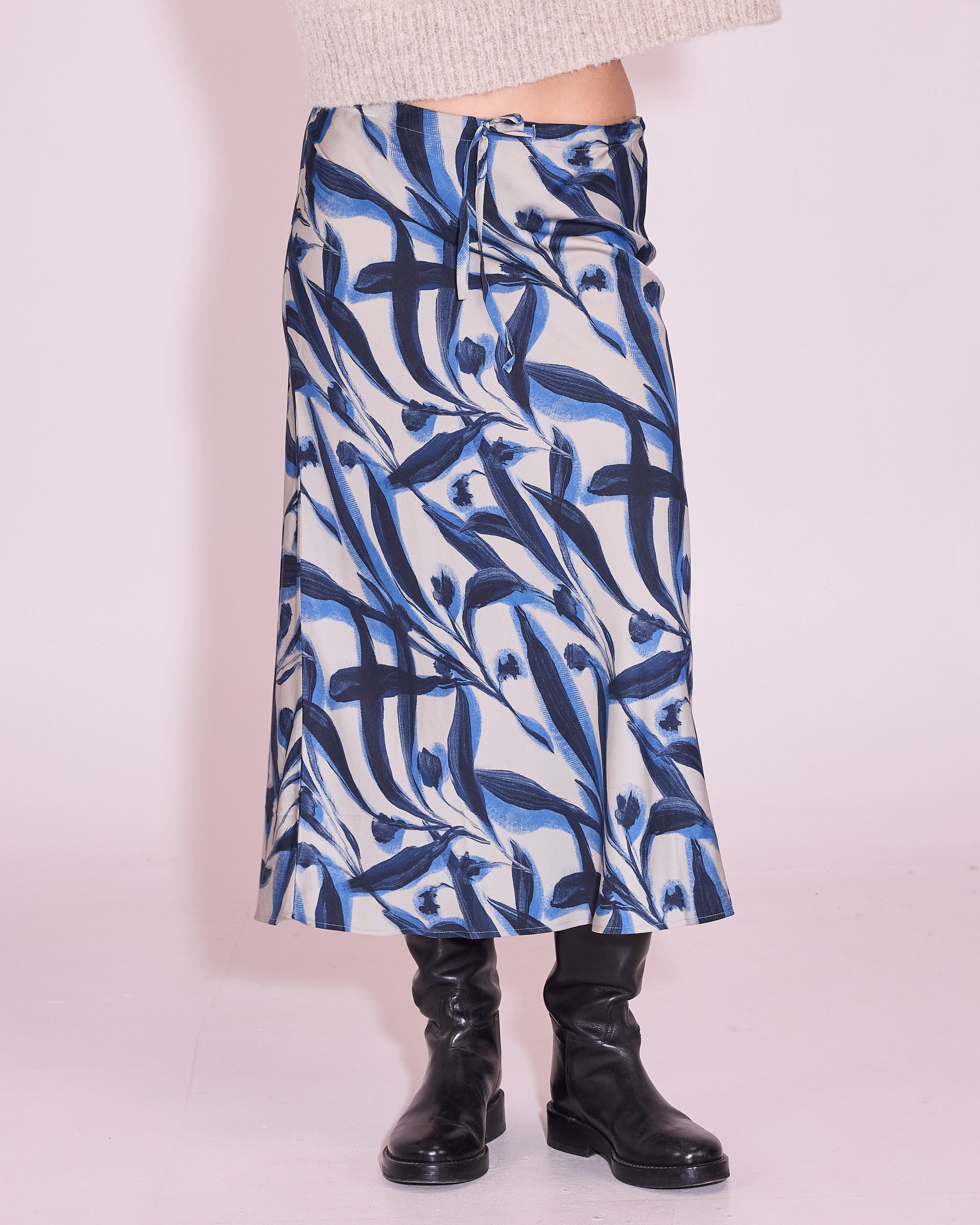 Hinda rok in blue leaves