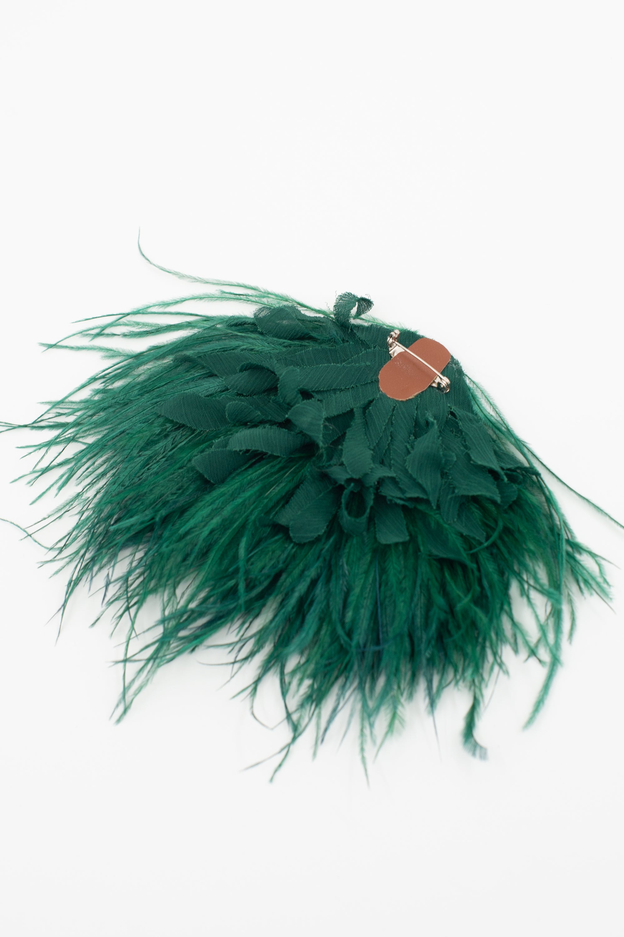 Broche Zaza avec plumes vert pin