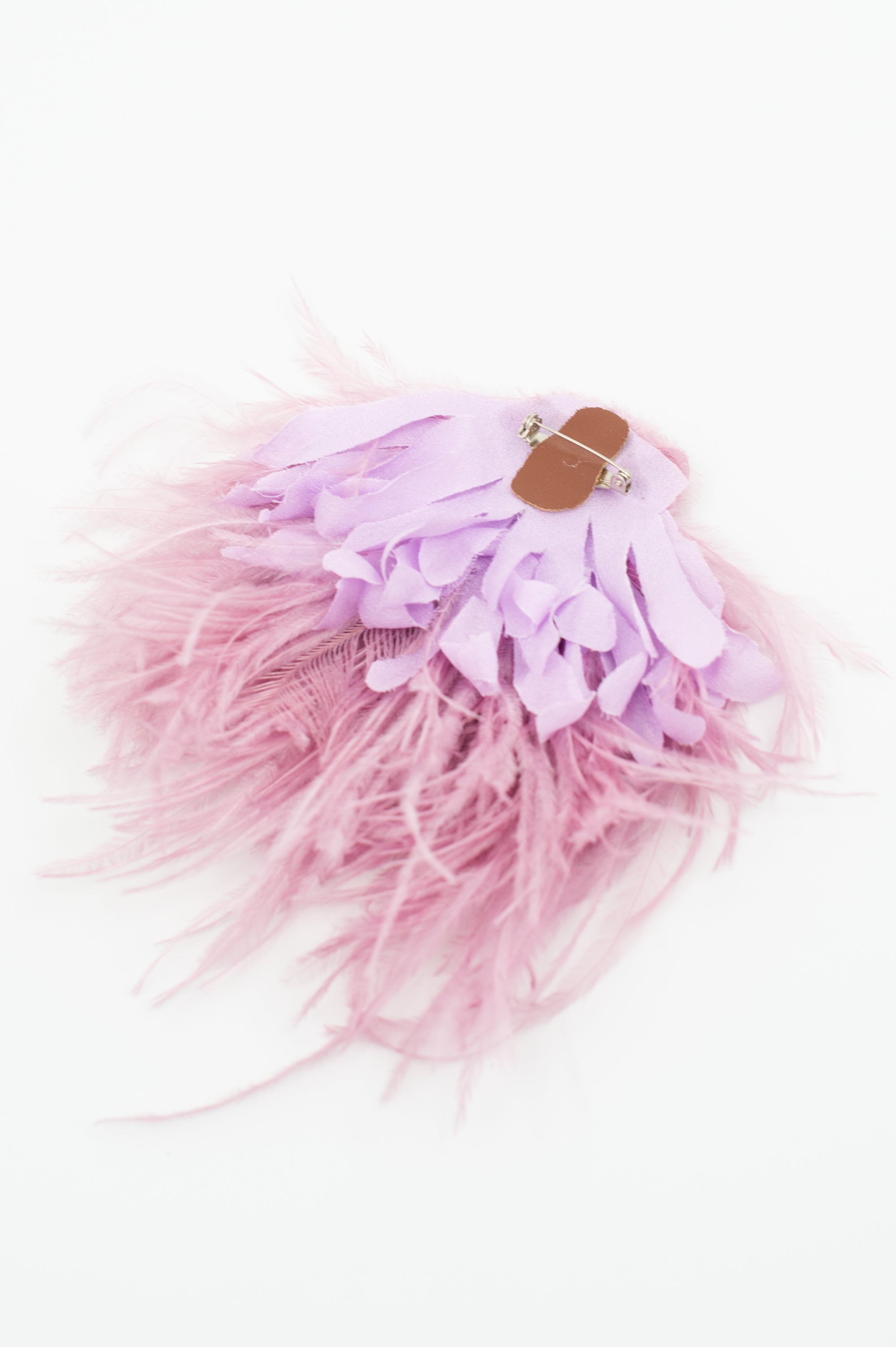 Broche Zaza avec plumes lilas