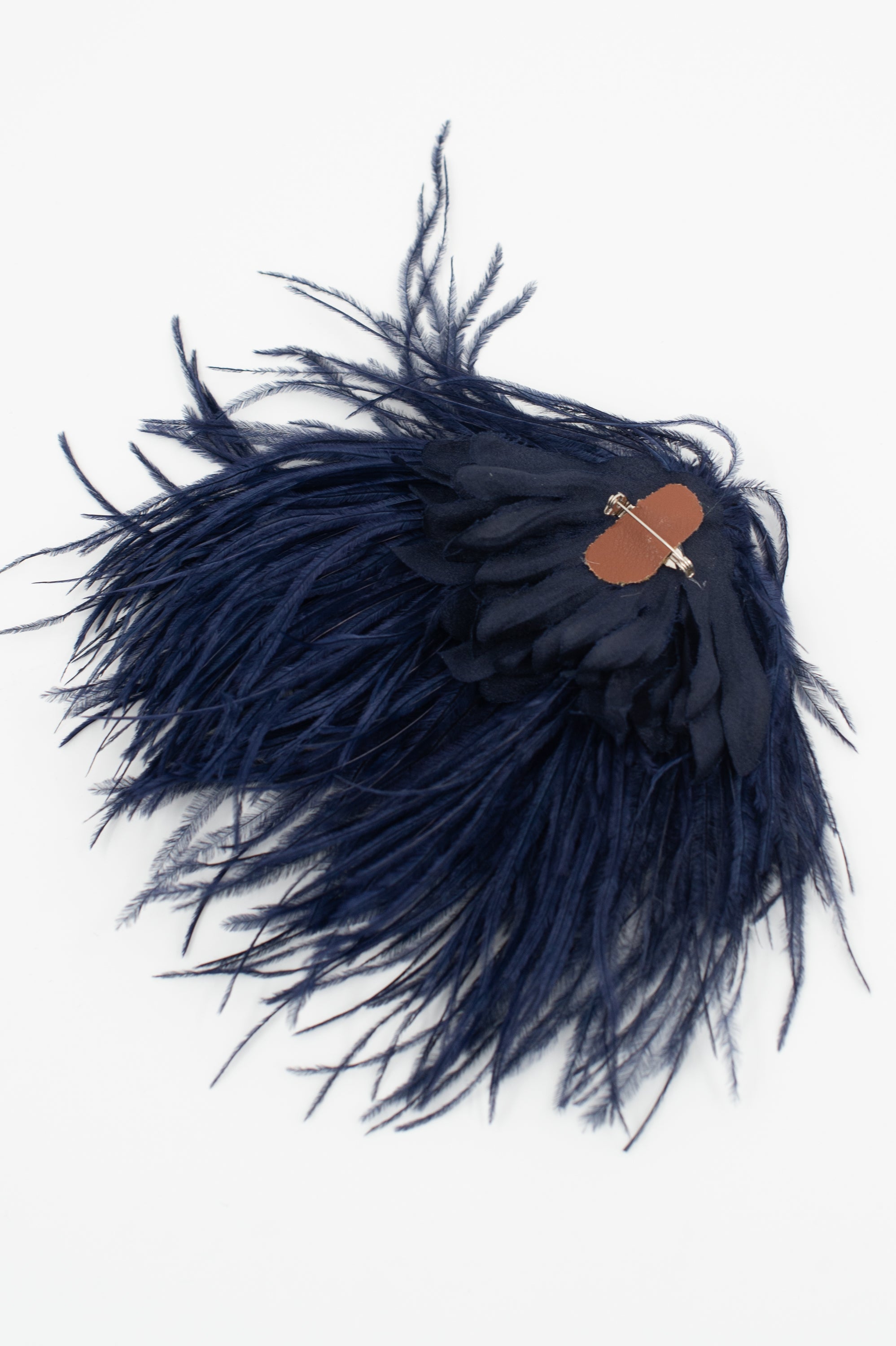 Broche Zaza avec plumes indigo