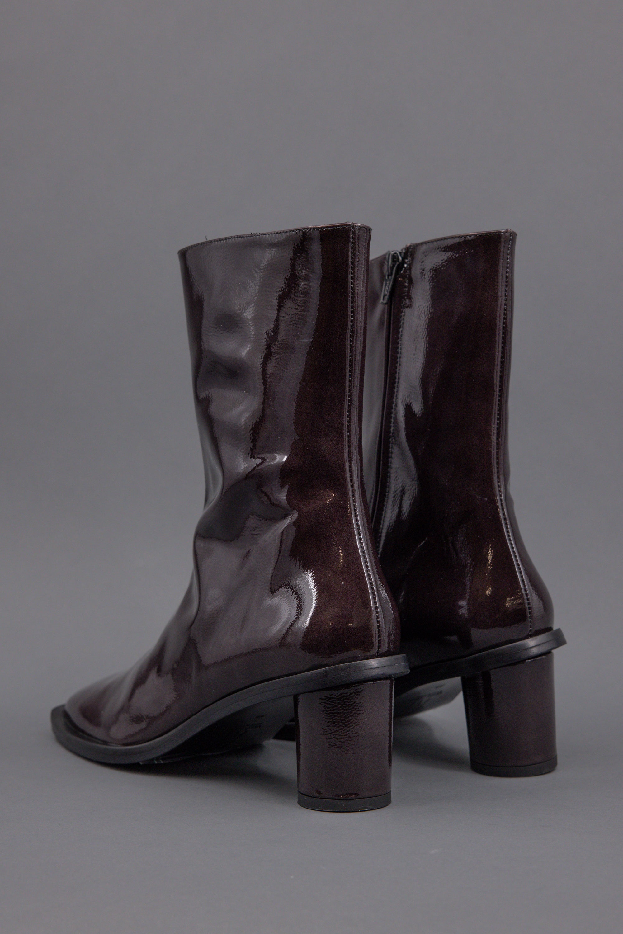 Grada laarsje in patent after dark