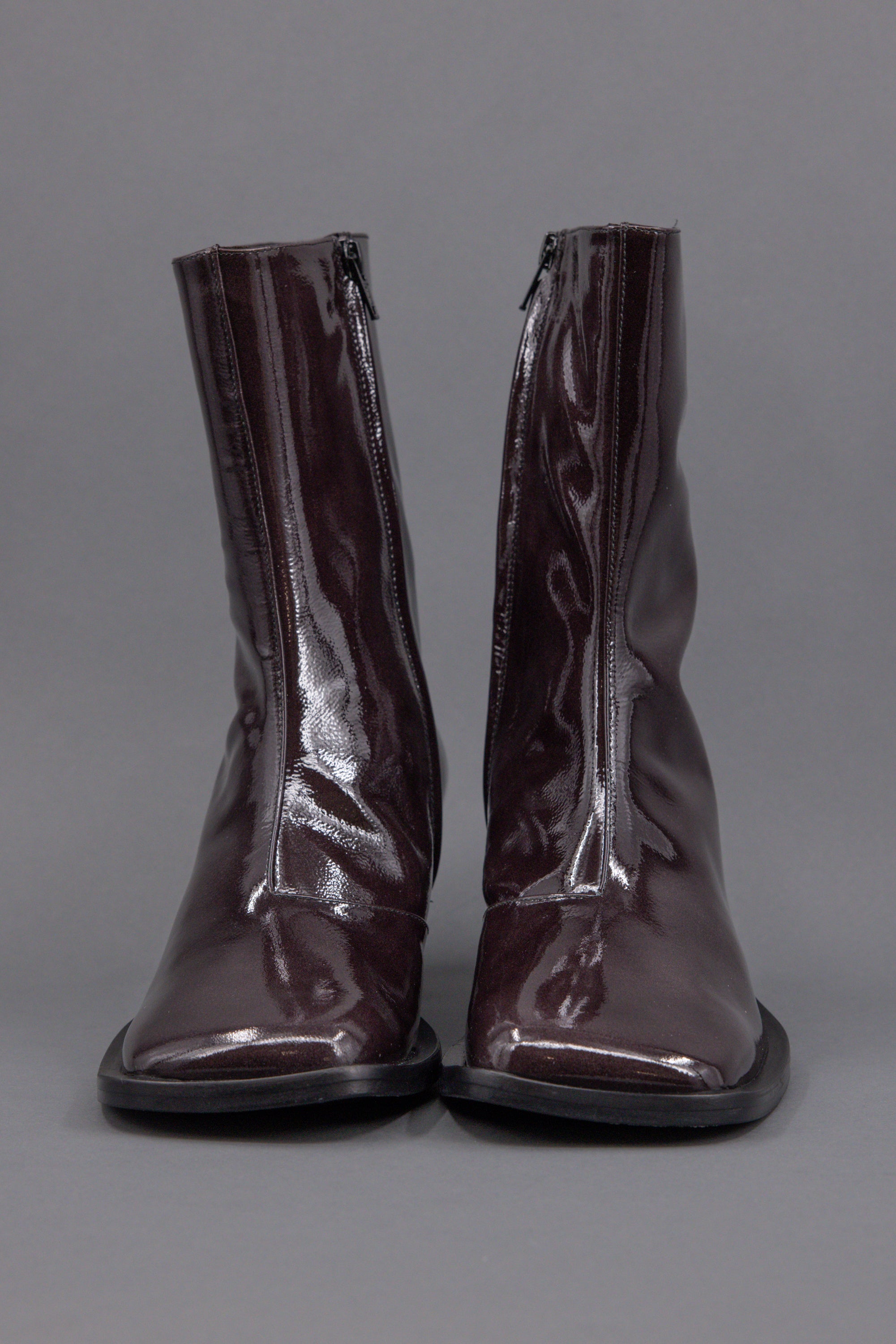 Grada laarsje in patent after dark