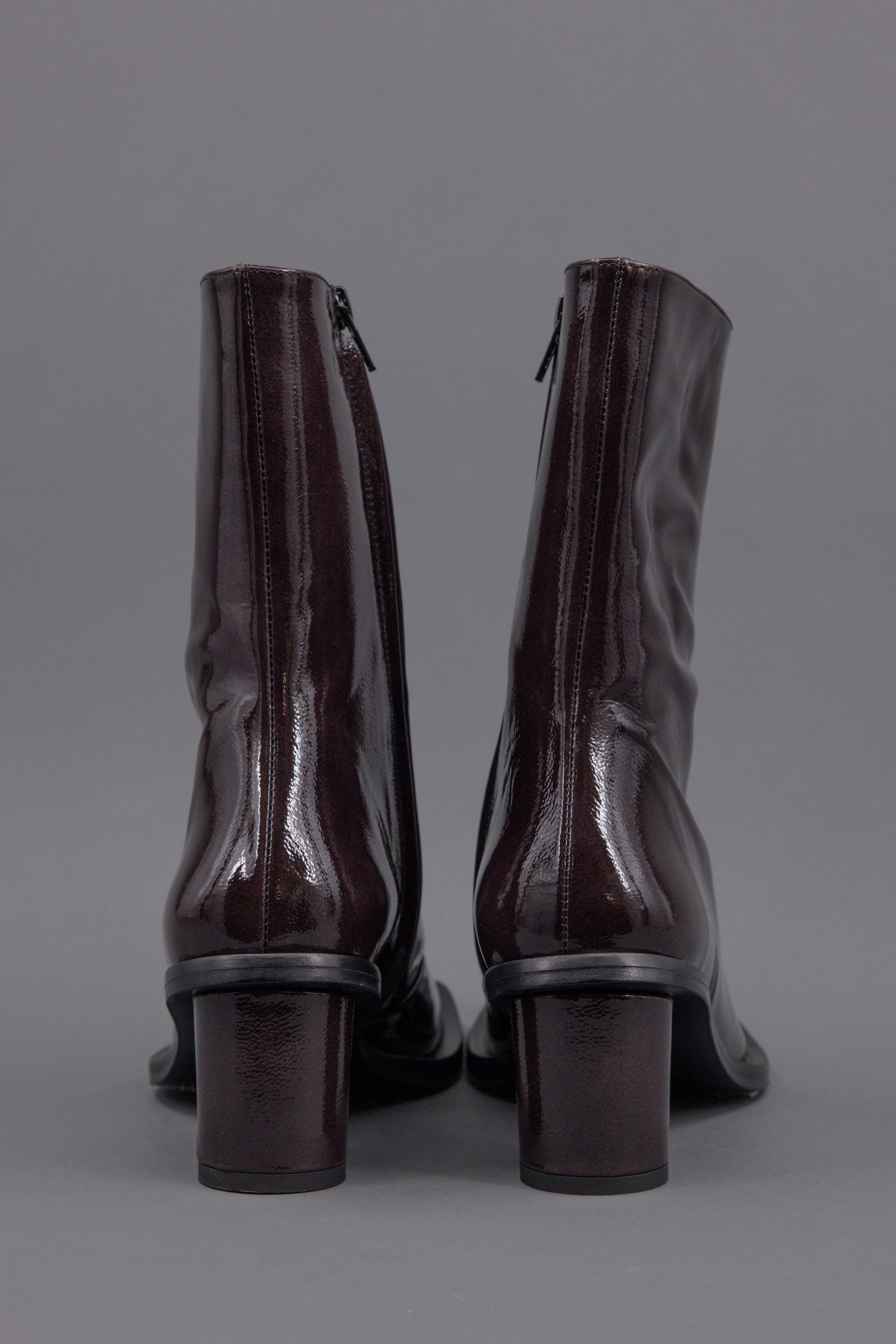 Grada laarsje in patent after dark