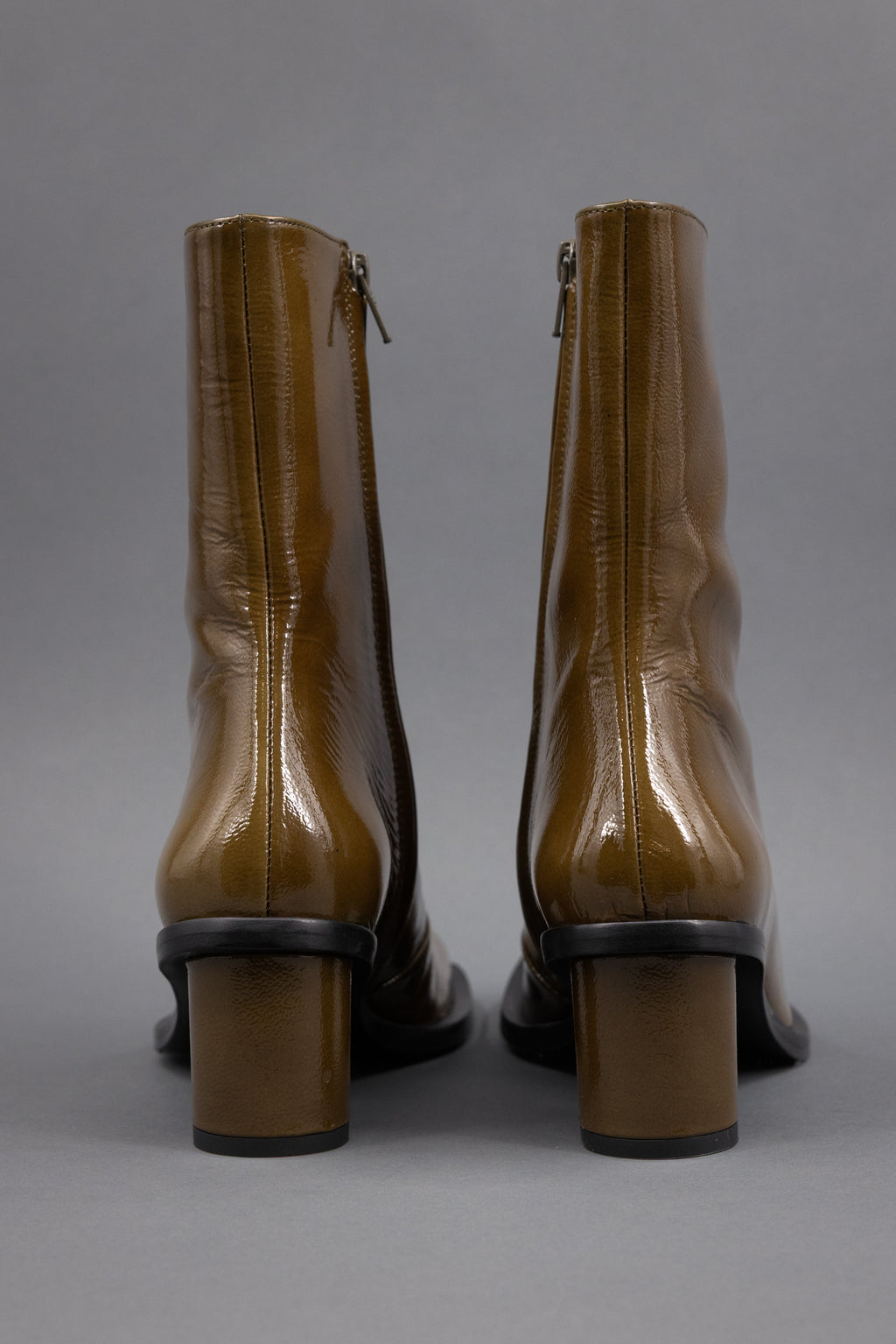 Grada laarsje in patent olive