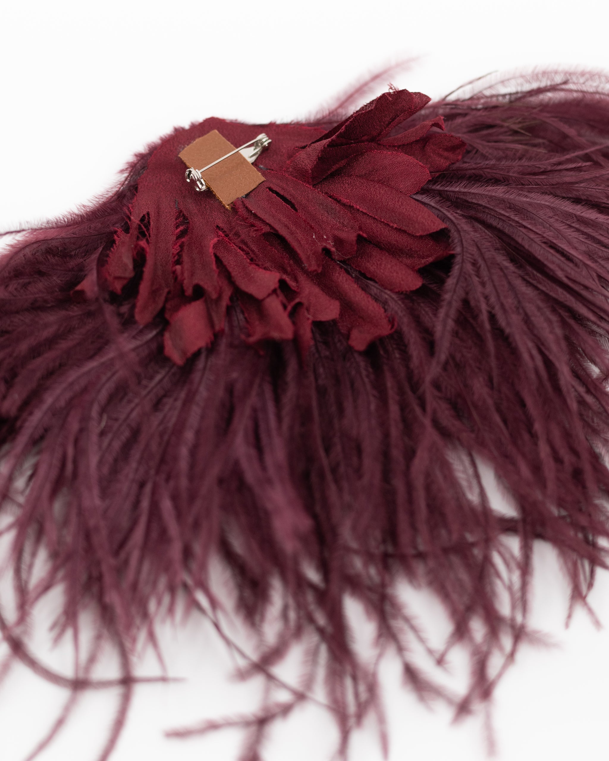 Zaza broche met veren in merlot