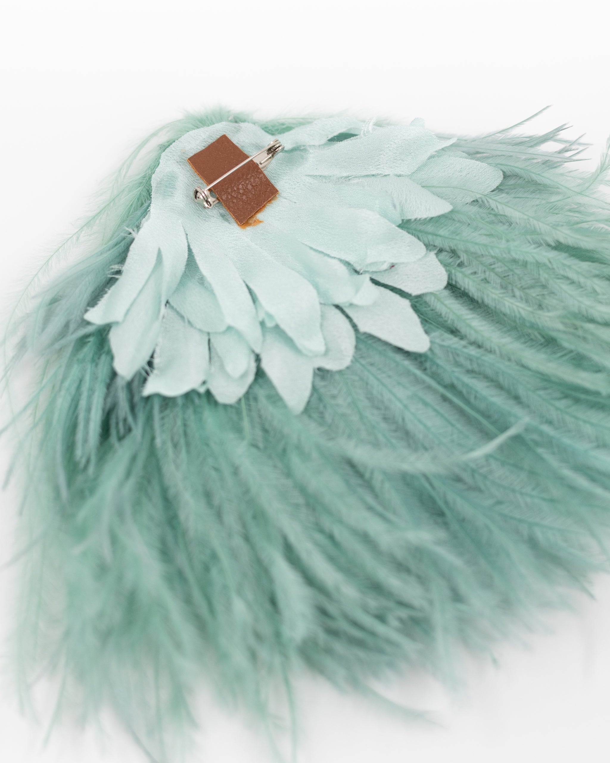 Zaza Brosche mit Aqua-Federn