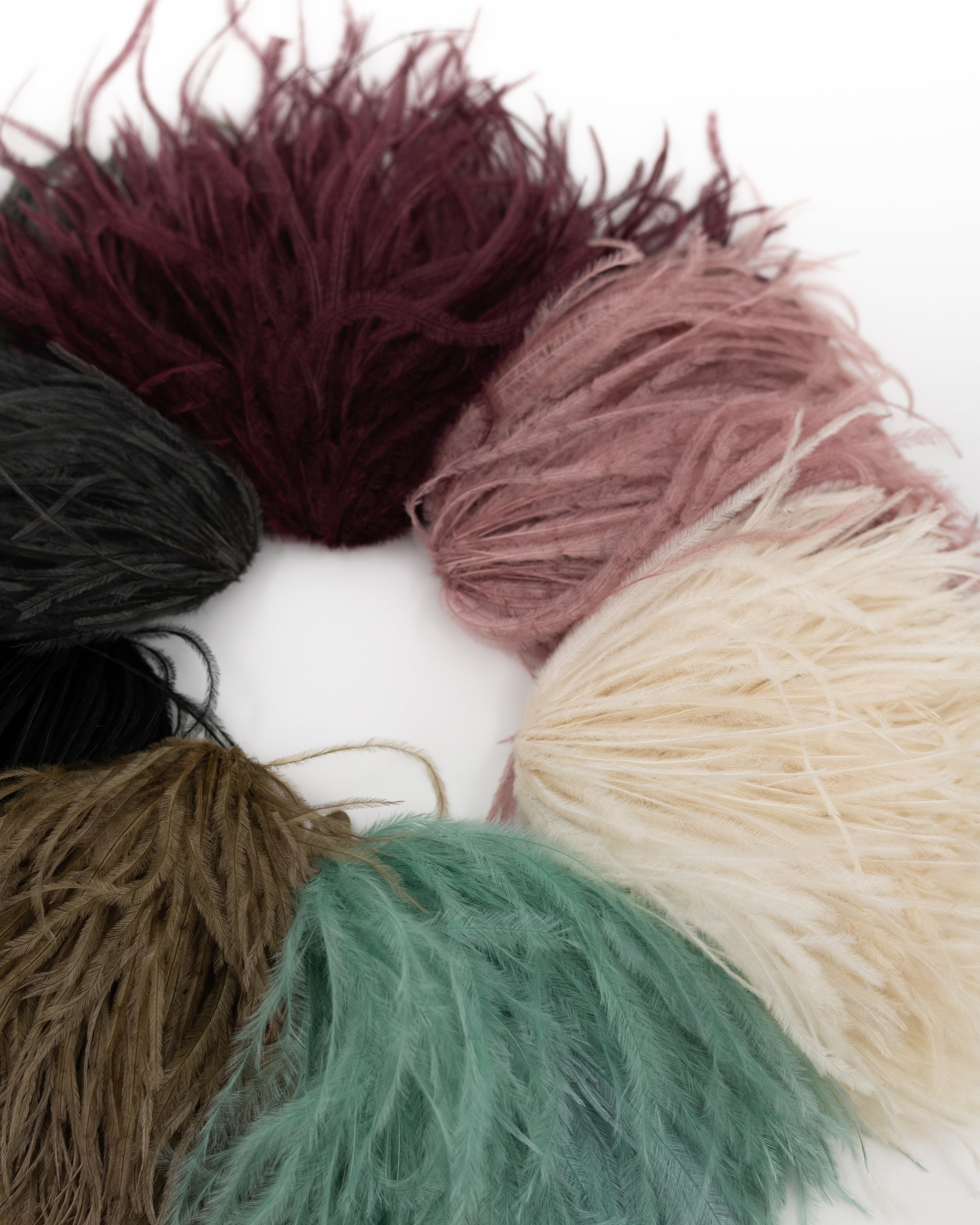Zaza broche met veren in winter moss
