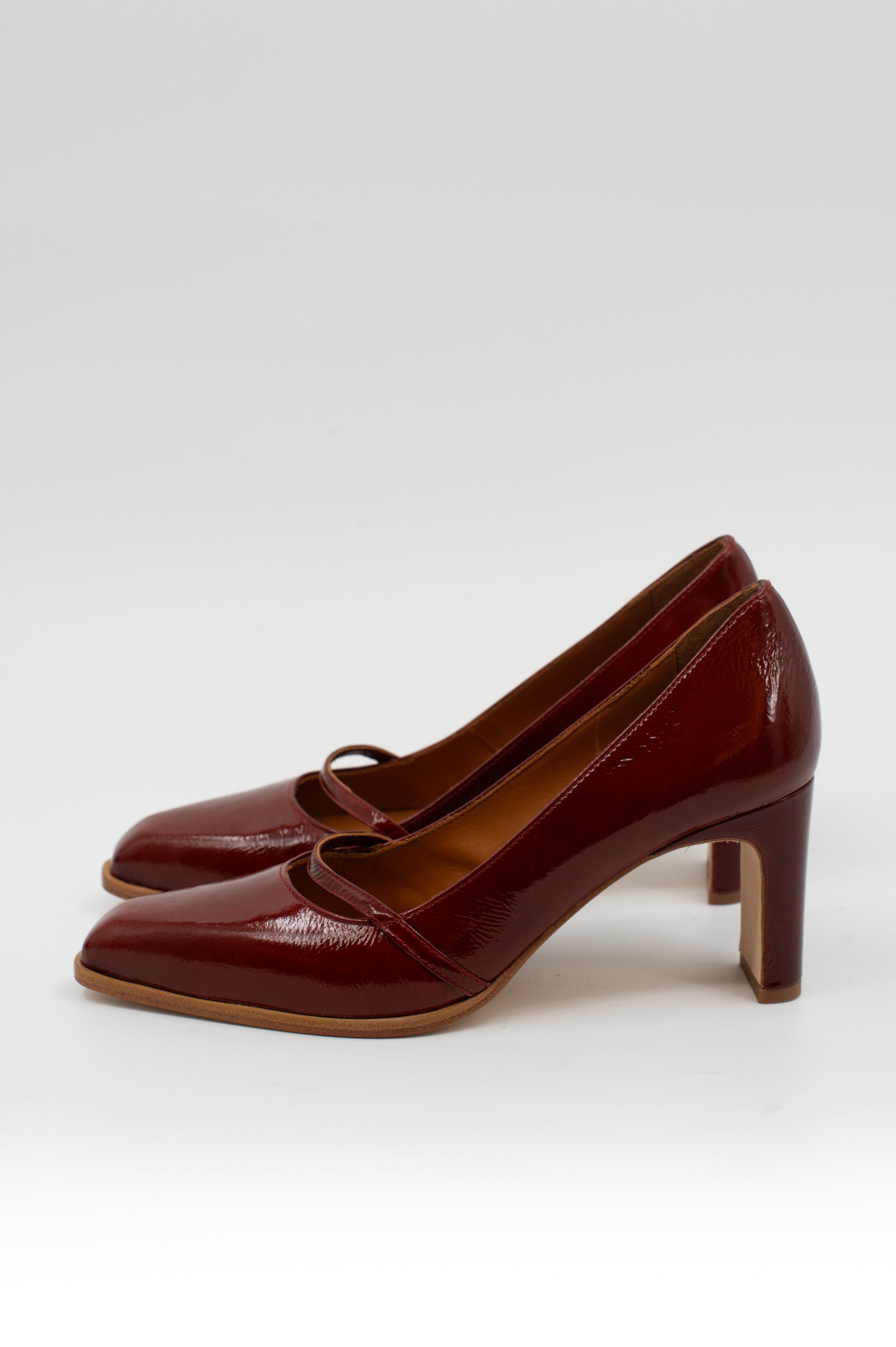 Daggie cognac pump