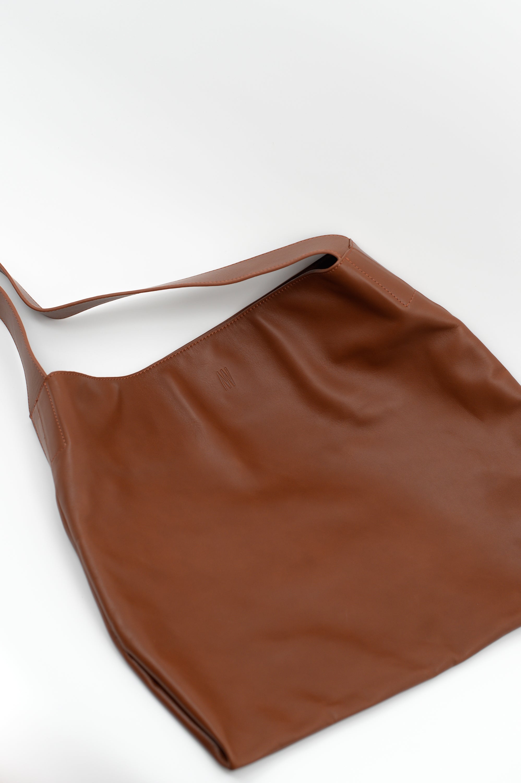 Große Crossbody-Handtasche aus cognacfarbenem Nappaleder