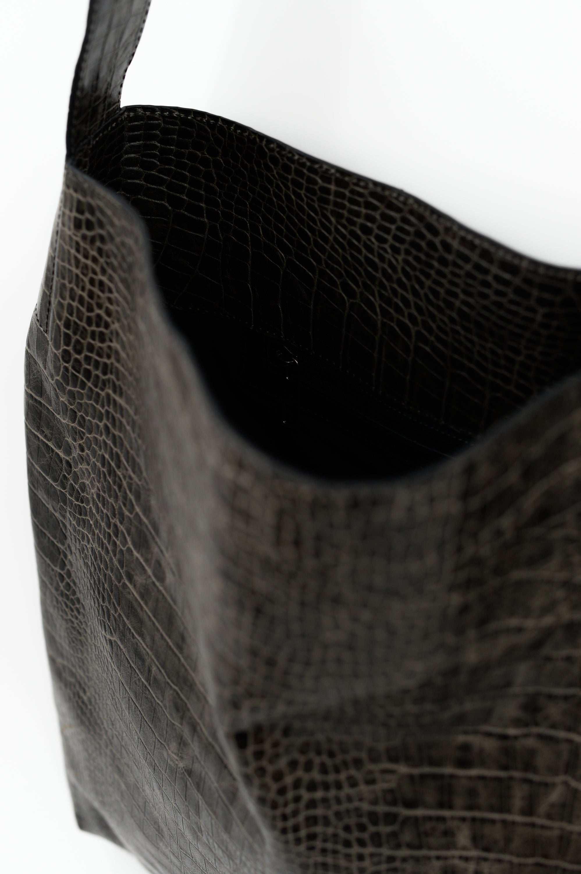 Große Crossbody-Handtasche in Kroko-Schwarz-Oliv