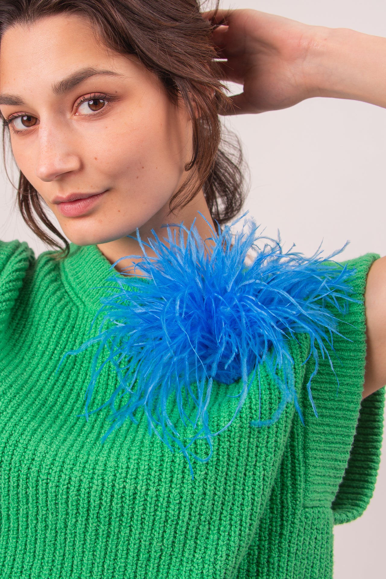 Zaza broche met veren in Santorini blue