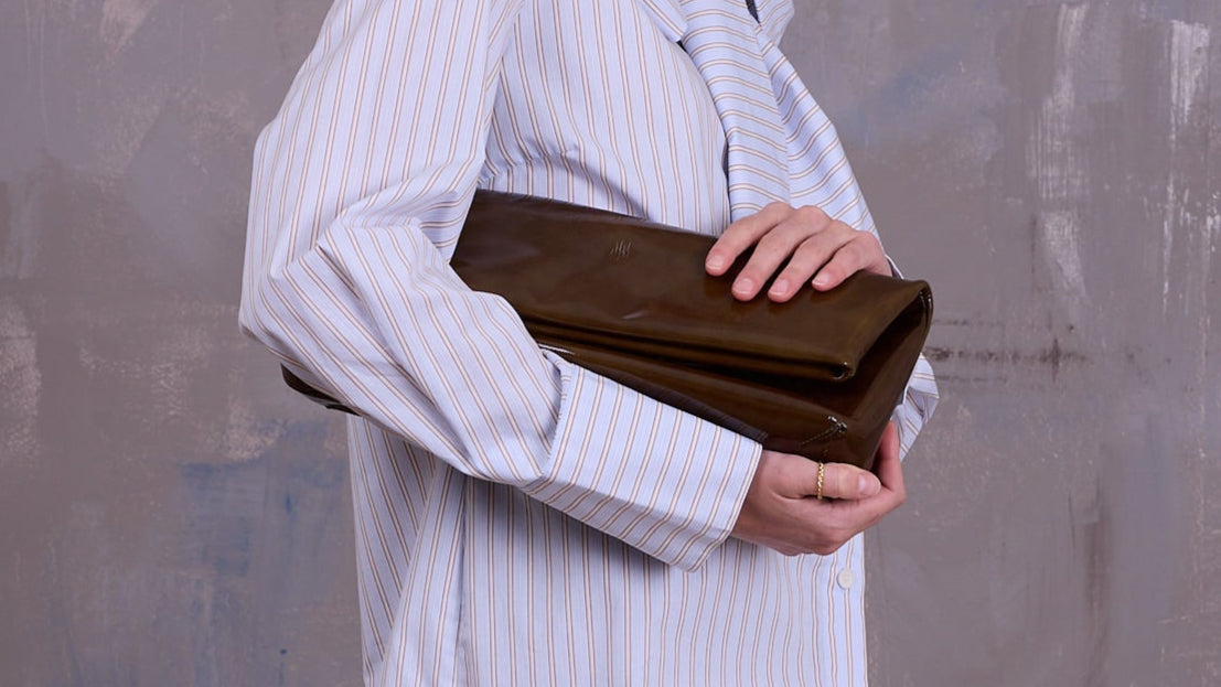 Gennaro handtas in patent olive